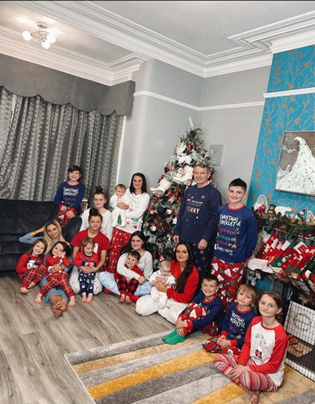 Gia đình có 22 người con chụp hình Giáng sinh gây sốt - Ảnh 1
